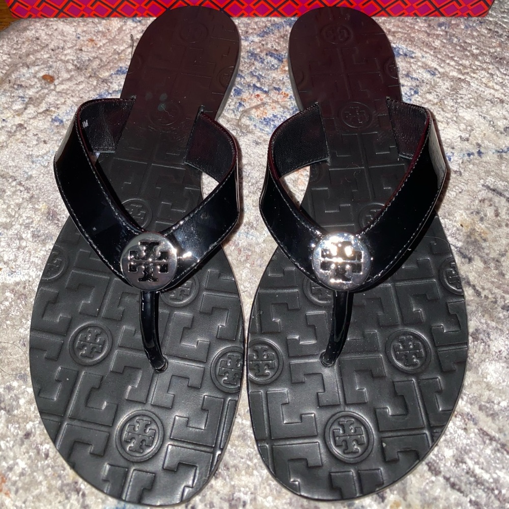 Tory Burch Thora patent sandals Black/silver logo